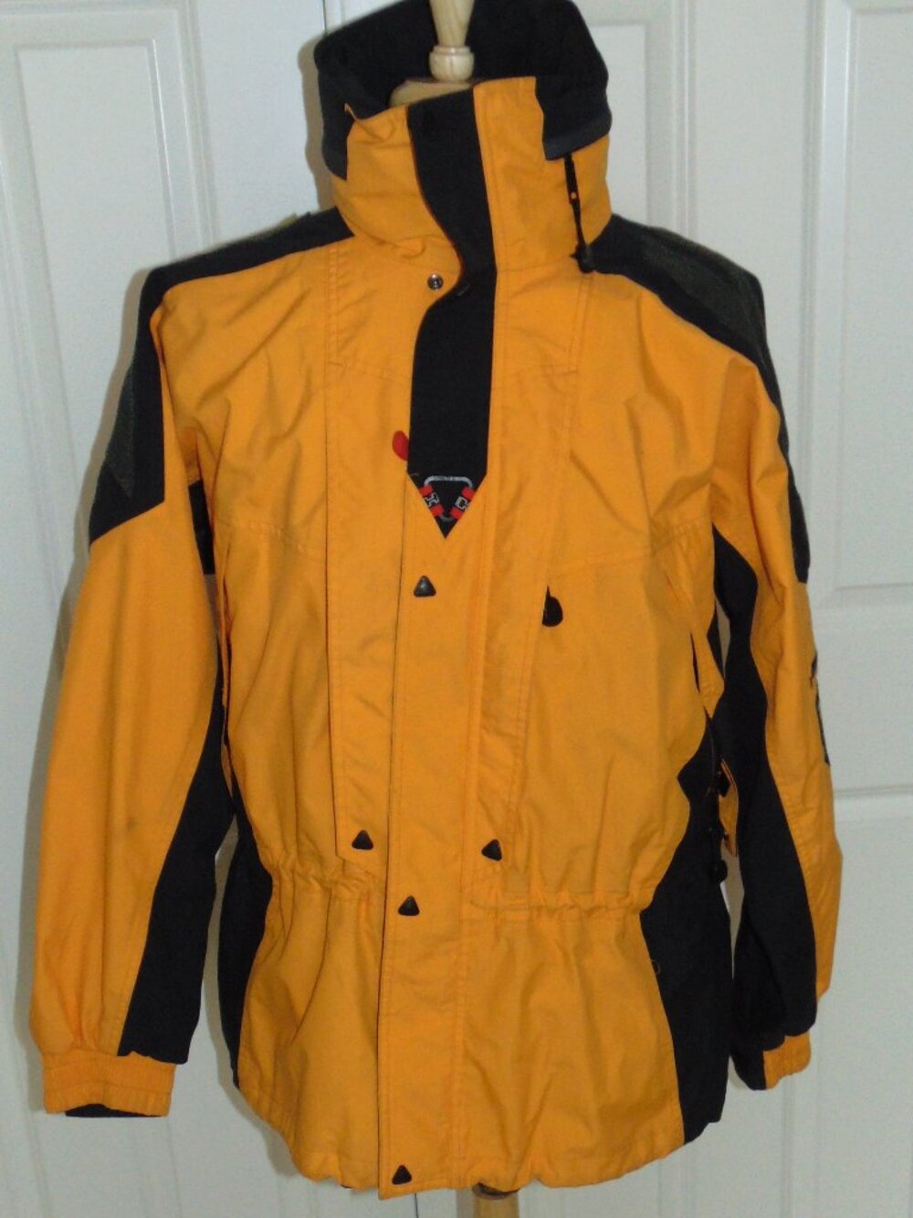 VINTAGE  MEN'S HELLY HANSEN EQUIPE  SKI JACKET WITH HOOD